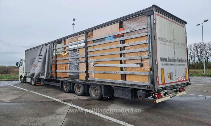 Camioane încărcate cu peste 13 tone de mobilier și saltele uzate, întoarse în Ungaria