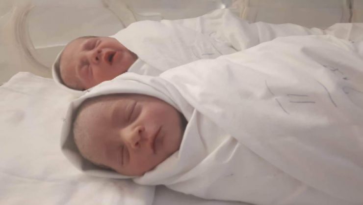 S-a născut prima pereche de gemeni obținuți prin FIV în clinica Gynoprax Satu Mare