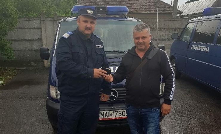 Portofel cu acte şi 1.500 de euro găsit şi returnat de un jandarm