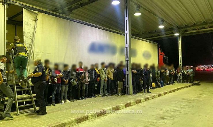 50 de migranți, ascunși într-un TIR printre frigidere, au încercat să traverseze ilegal granița către vestul Europei