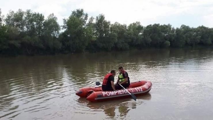 A sărit în râul Someș. Bărbatul a fost salvat de pompieri