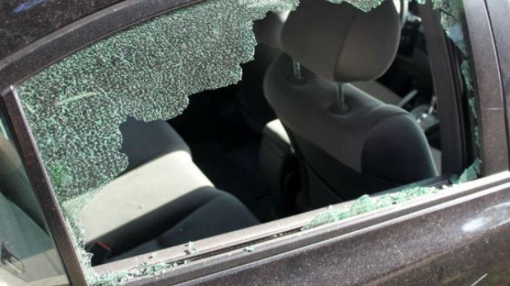 Un sătmărean de 49 de ani a spart geamurile a două mașini, dar nu a sustras nimic