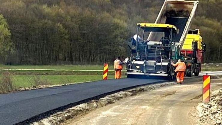 A început asfaltarea tronsonului de drum Hodod-limită cu județul Sălaj