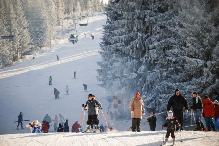 Zona pârtiei de schi Cavnic, aglomerată. Criză de locuri de parcare