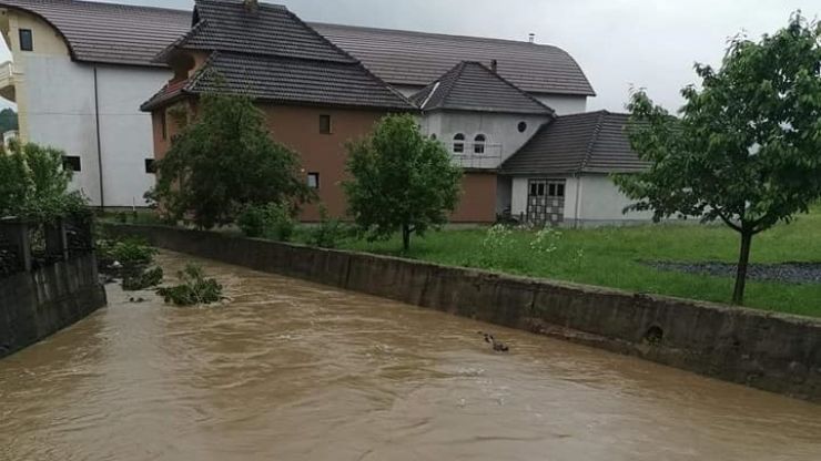 Zeci de gospodării și drumuri din județul Satu Mare, inundate