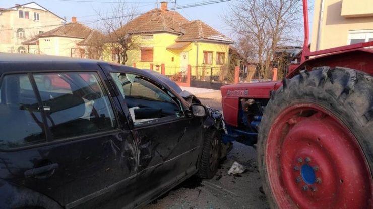 Un bătrân din Săuca, fără permis, a intrat cu tractorul într-o mașină