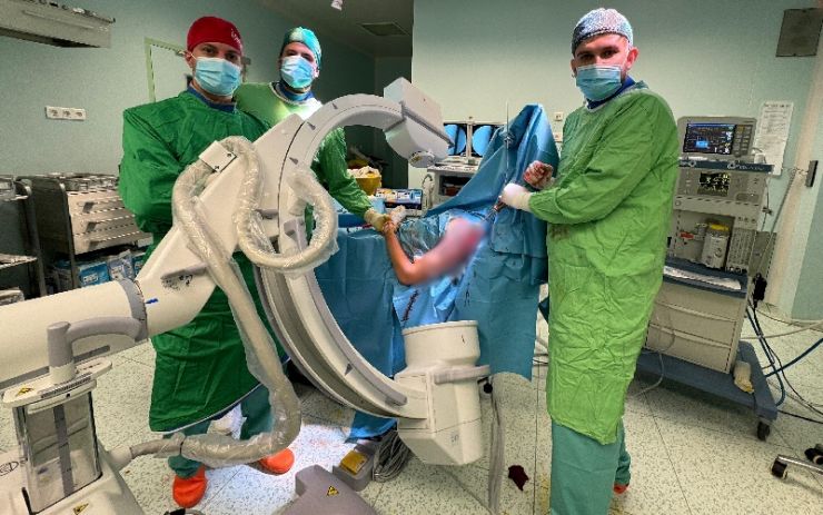 Premieră în ortopedia pediatrică realizată la un pacient de 16 ani cu fractură de humerus, la Oradea