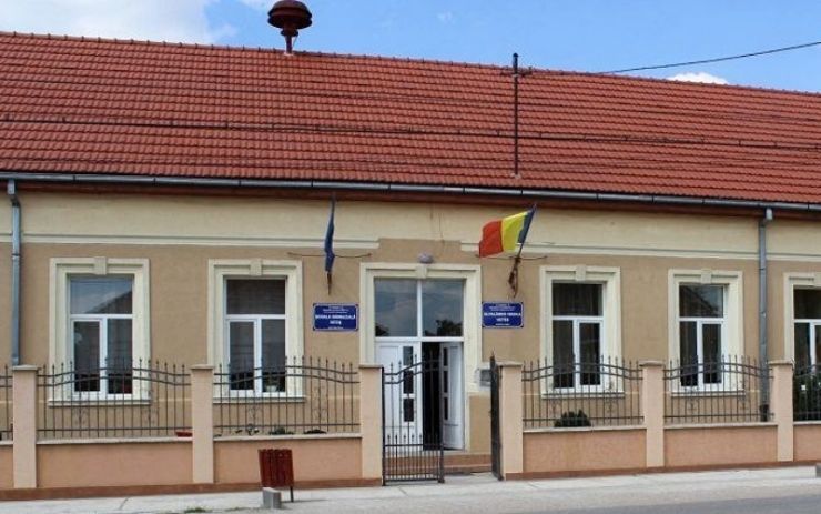 Profesorul de sport din Vetiș care a hărțuit două eleve de 12 ani a fost sancționat, dar rămâne la catedră
