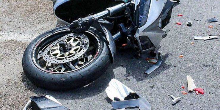 Motociclist (22 ani) rănit după ce a fost lovit de o mașină pe strada Odoreului