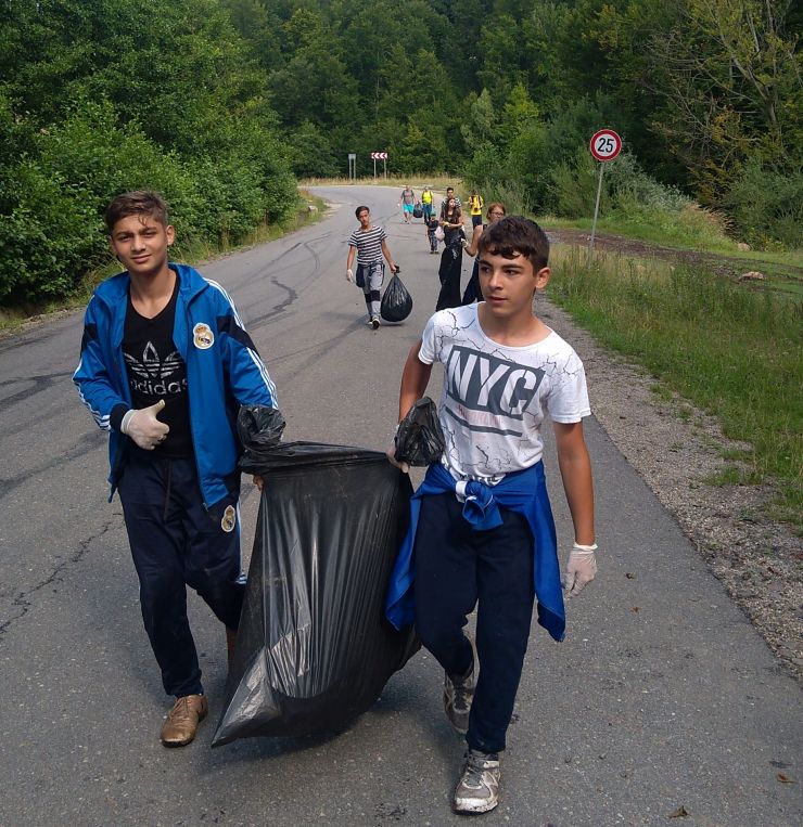 500 de kilograme de gunoaie adunate de copii și voluntari la Luna Șes