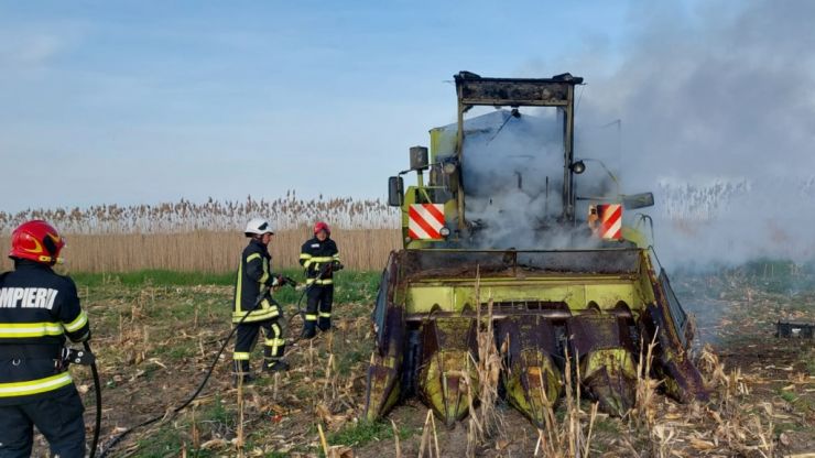 Utilaj agricol cuprins de flăcări pe un câmp din Domănești