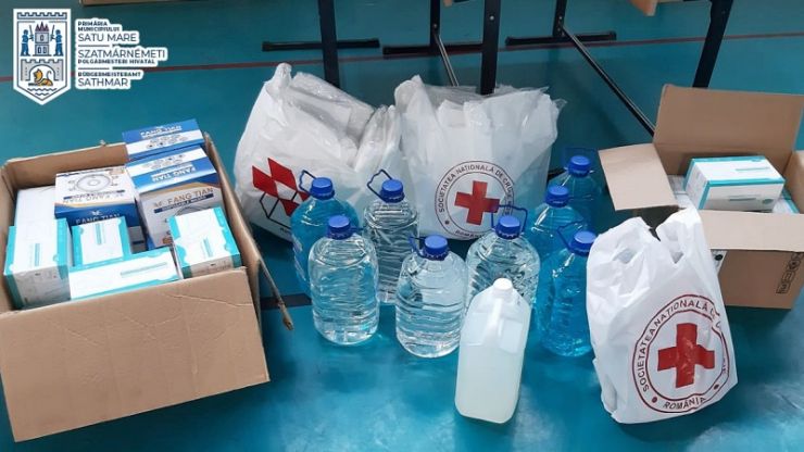 Combinezoane, măști, dezinfectante și viziere donate de o asociație din Elveția centrului comunitar de vaccinare din Satu Mare