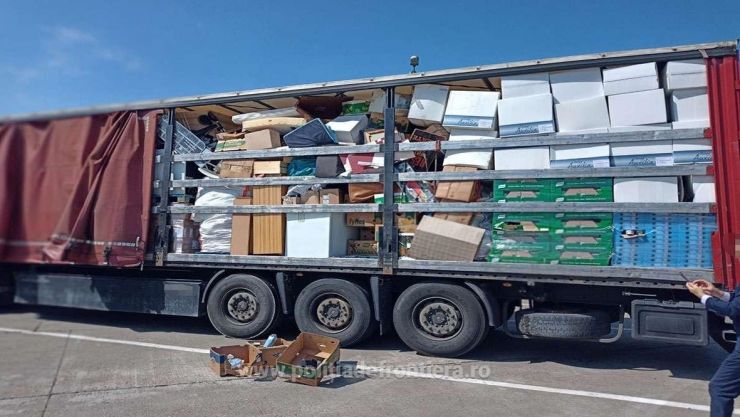 TIR-uri încărcate cu 27 tone deșeuri de alimente expirate, mobilă și textile, oprite la Vama Petea