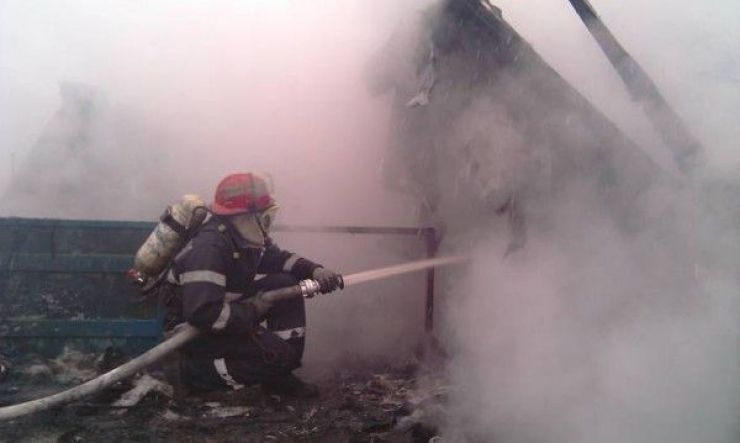 Casă cuprinsă de flăcări în municipiul Satu Mare