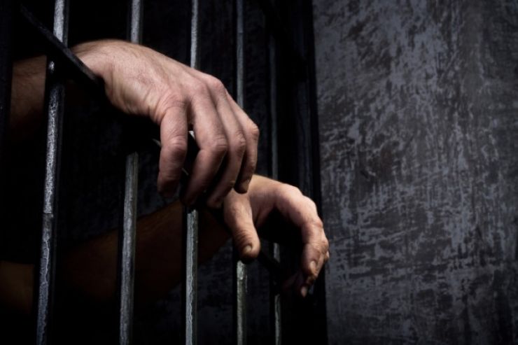 Un bărbat (26 ani) condamnat pentru tâlhărie, prins și încarcerat