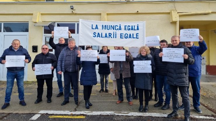 Continuă protestul angajaților de la AJOFM Satu Mare