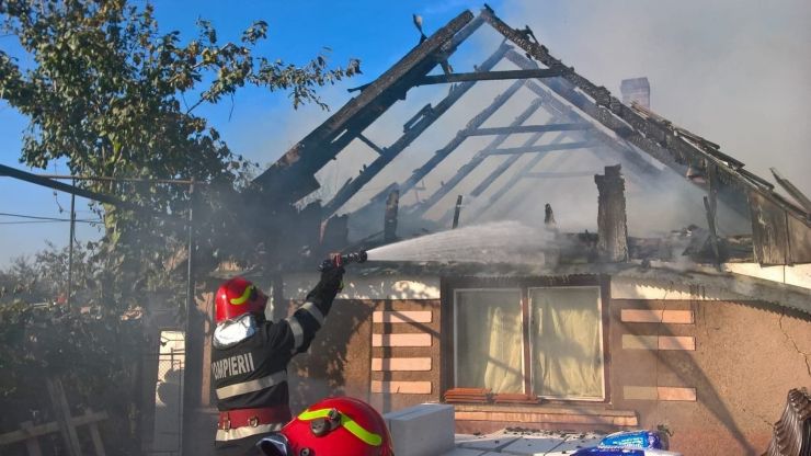 FOTO | Acoperișul unei case din municipiu, mistuit de flăcări