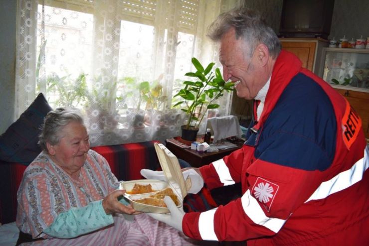 Caritas a distribuit pachete de ajutor și mâncare caldă în ajunul Sărbătorilor Pascale